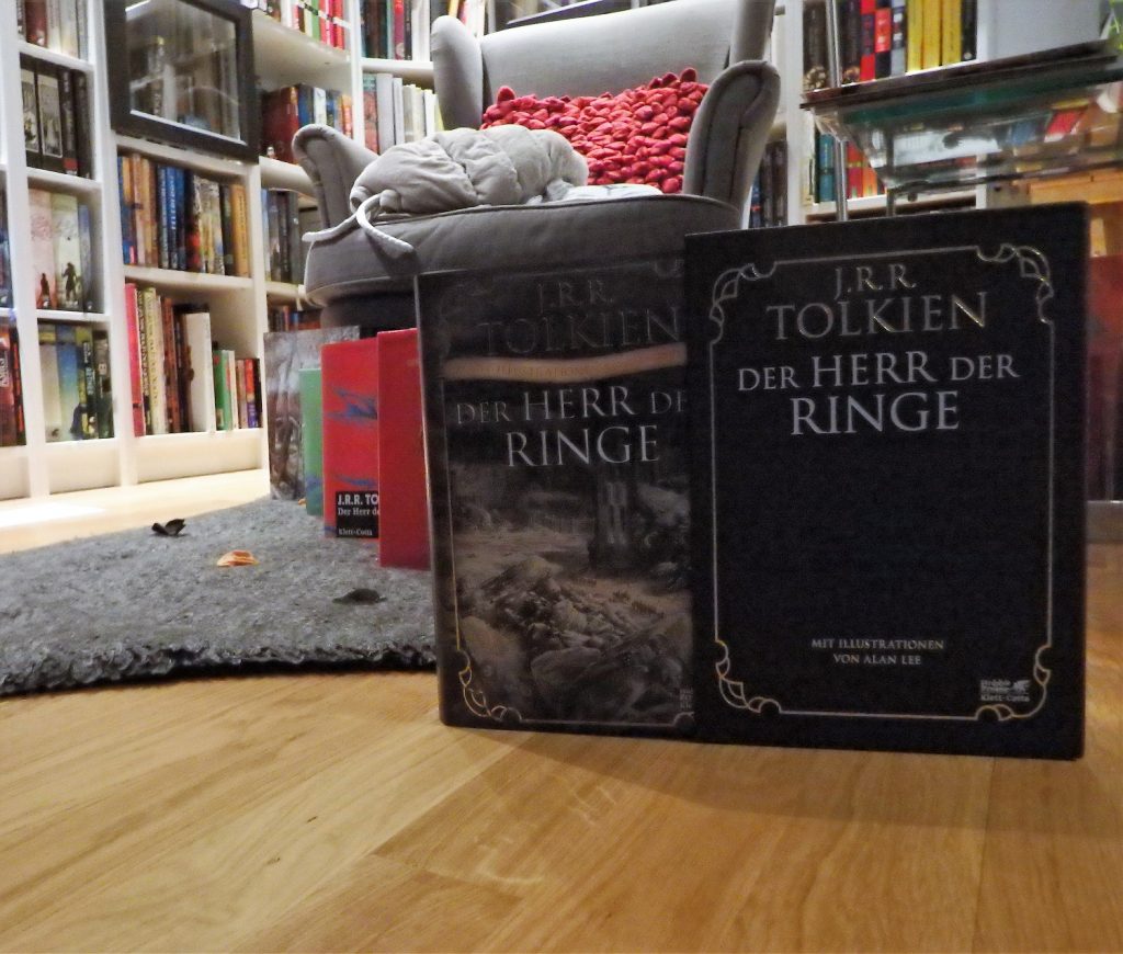 Leseecke mit Ohrensessel, Bücherregalen, Herr der Ringe-Ausgaben