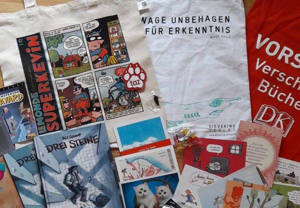 Taschen, Comics, Bücher, Karten