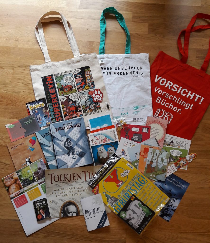 Comic, Yps-Heft, Taschen mit Bücherthemen, Postkarten von Verlagen mit Zeichnungen und weitere Mitbringsel von der Frankfurter Buchmesse