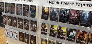 Messeregale mit Büchern aus der Hobbit Presse von Klett Cotta