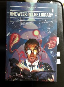 Foto vom Comic One Week in the Library von Image Comics. Mann liest in einem Buch