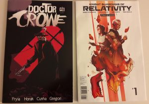 2 Comiccover: Links ein Mann mit Krähenmaske unter der Aufschrift Doctor Crowe. Rechts eine Gruppe Zeitreisender in orangerot-Tönen gehalten