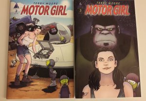 Comiccover: Eine junge Frau repariert ein Ufo und ein Gorilla sieht zu. Ein Gorilla, eine junge Frau und ein Cartoon-Außerirdischer schauen den Leser frontal an.