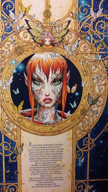 Rückseite des Comics, zeigt den Klappentext und ein Portrait der Fee Wika umrahmt von einem goldenden Kranz aus DetailsWika
