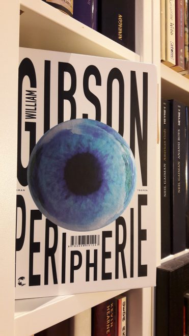 Cover von "Peripherie" - zeigt ein blaues Auge auf weißem Hintergrund