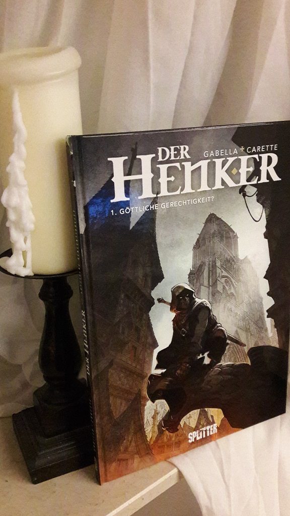 Comiccover, wobei der Comic neben einer großen weißen Kerze auf einem hohen hölzernen Kerzenständer steht. Im Hintergrund findet sich ein weißer schwingender Stoff.