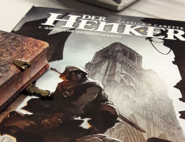 Cover des Comics, dass eine vermummte Person mit Kapuze zeigt und daneben ein altes Buch
