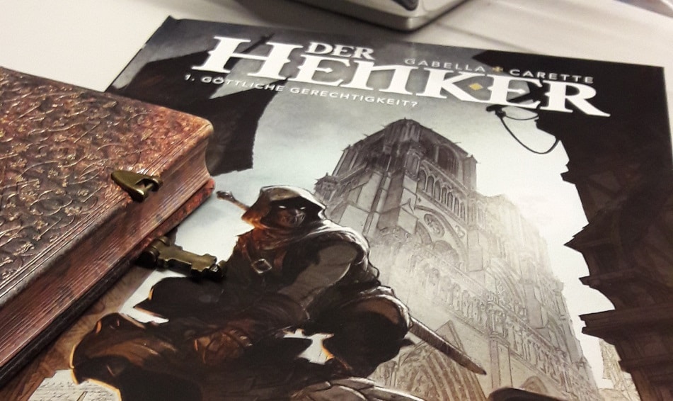 Cover des Comics, dass eine vermummte Person mit Kapuze zeigt und daneben ein altes Buch
