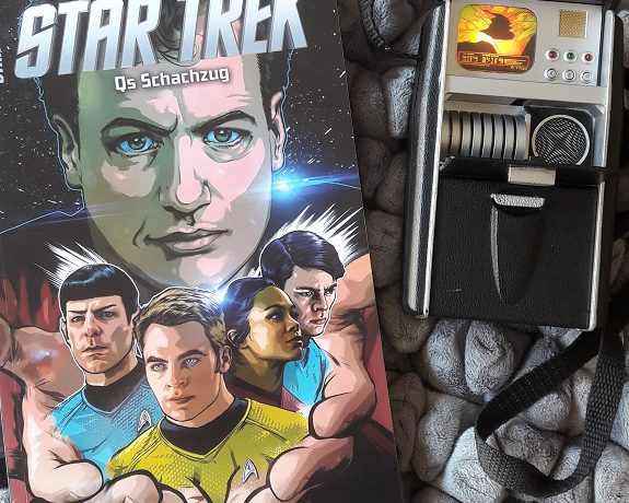 Comiccover zeigt die neue Crew der NCC-1701 und darüber Q