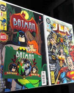 Links Batman Adventures Heft 1 mit Batman und Poison Ivy, rechts JLA 1