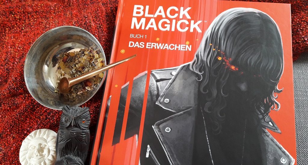 Comic zeigt eine schwarzhaarige Frau in Lederjacke auf rotem Hintergrund. Daneben ein Schälchen mit Räucherwerk und eine schwarze Eule
