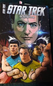 Star Trek Comicband auf dem Cover Q und die neue Classic-Crew