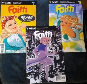 Drei Faith-Comics, die jeweils die blonde Superheldin auf dem Cover zeigen