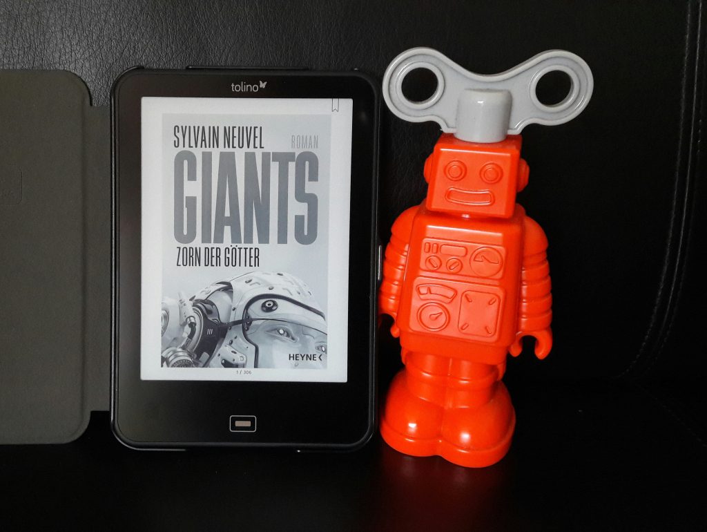 E-Book "Giants. Zorn der Götter" steht auf einem schwarzen Hintergrund, rechts daneben ein orangefarbener Kunststoffroboter