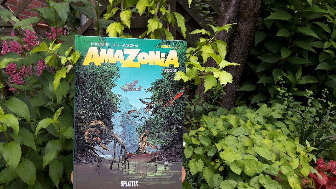 Comic inmitten von Pflanzen. Auf dem Cover eine Dschungellandschaft, eine Frau durchquert sie auf einem Boot