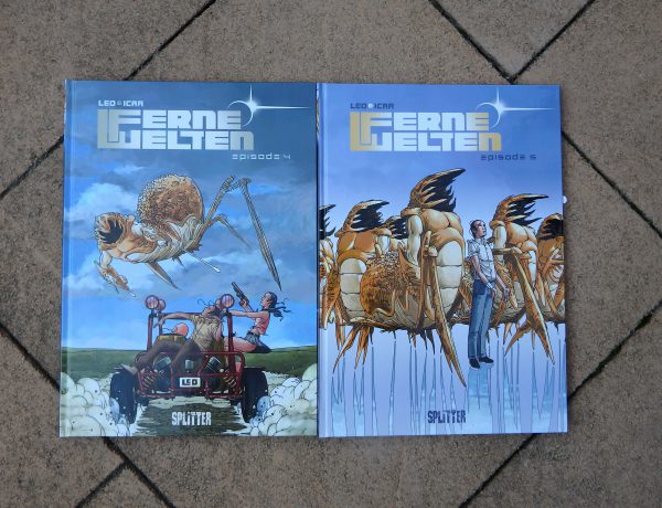 Zwei Comics auf Steinboden, auf den Covern Außerirdische, die wie große Hummer aussehen und einige Menschen