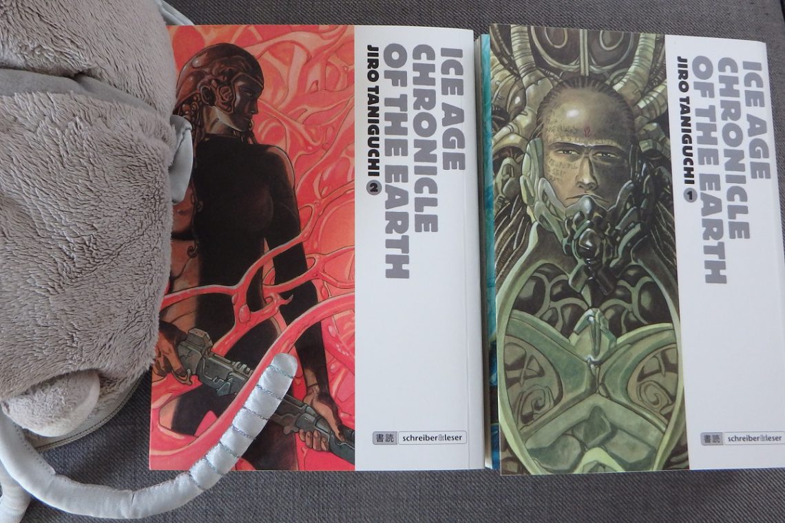 Plüschassel neben zwei Manga-Bänden Ice Age Chronicle of the Earth von Jiro Taniguchi