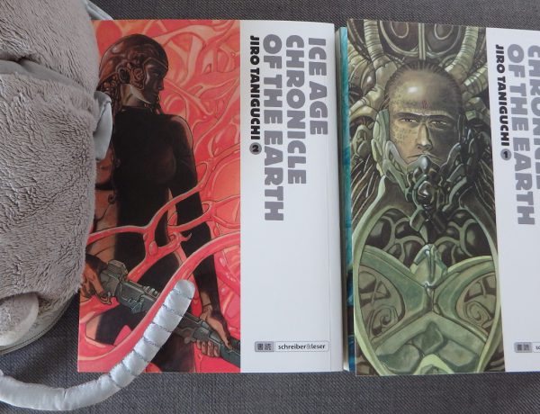 Plüschassel neben zwei Manga-Bänden Ice Age Chronicle of the Earth von Jiro Taniguchi