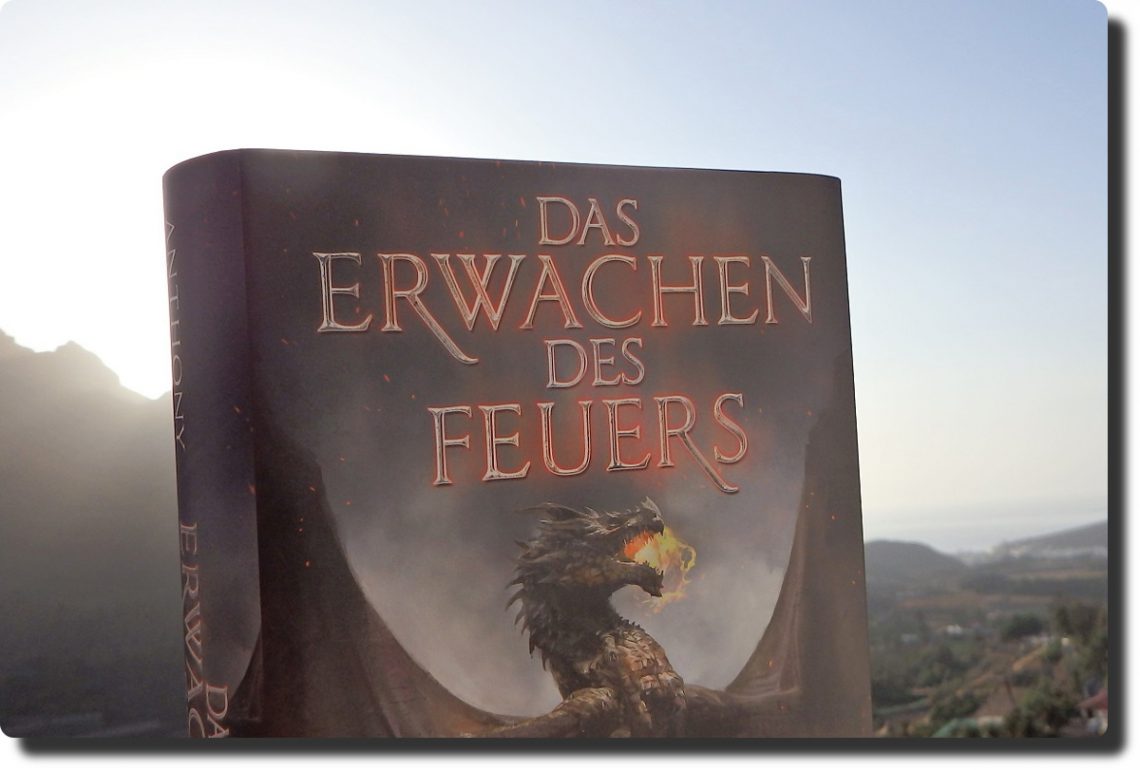 Buchcover vor einer Berglandschaft. Cover zeigt einen feuerspeienden Drachen.