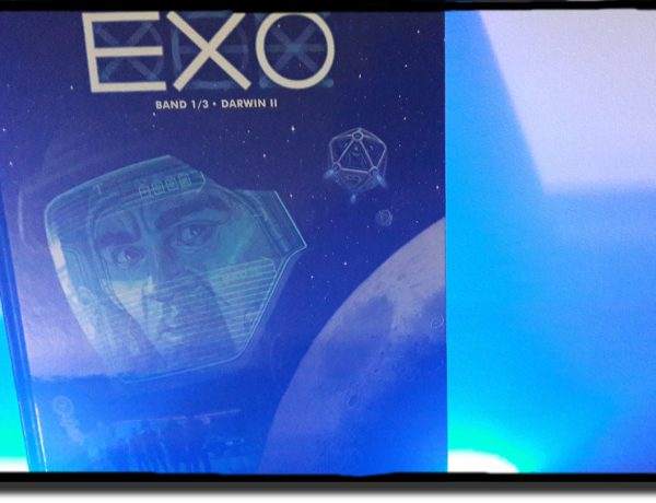 Exo Comiccover zeigt einen Astronauten, alles in blauen Tönen gehalten