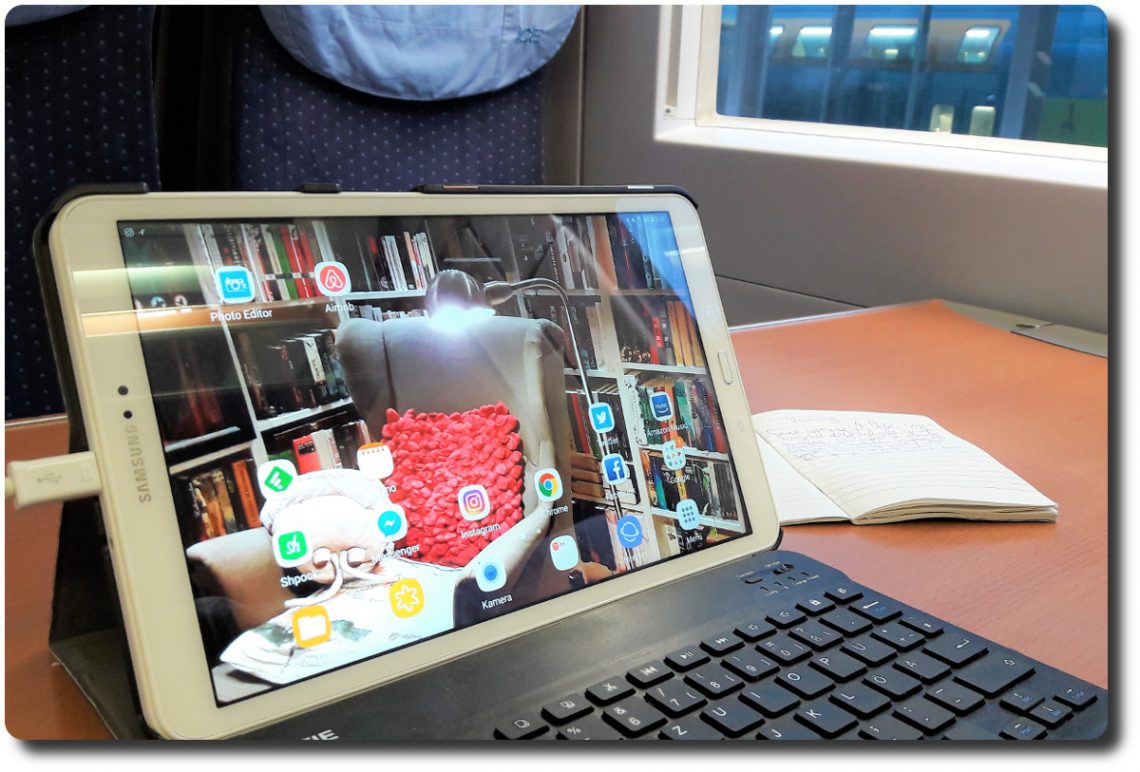 Tablet mit Tastatur auf einem Tisch im Zug