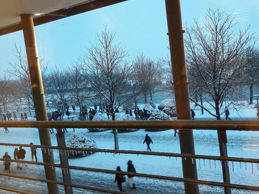 Gelände vor der Leipziger Buchmesse mit einigen Menschen und viel Schnee