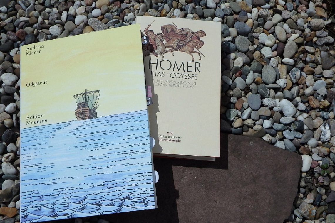 Comic Odysseus neben einer Ausgabe der Illias und Odyssee auf Kieselsteinuntergrund