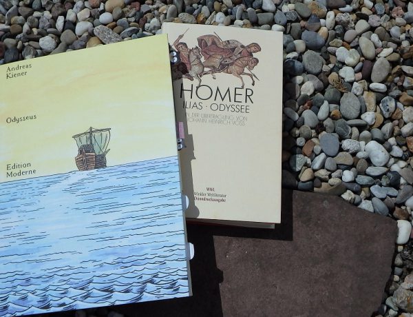 Comic Odysseus neben einer Ausgabe der Illias und Odyssee auf Kieselsteinuntergrund