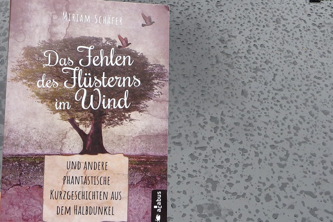 Buch auf einem Hintergrund mit Regentropfen