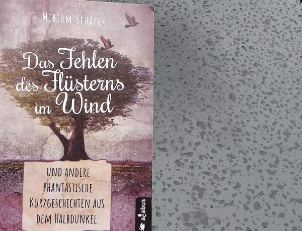 Buch auf einem Hintergrund mit Regentropfen