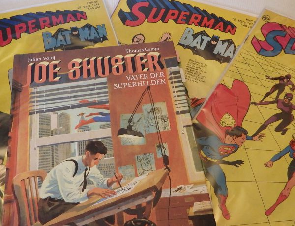 Comic liegt auf einem Bett aus drei alten Superman-Heften von Ehapa