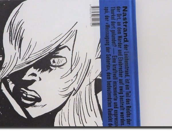 zeigt die Rückseite des blau-schwarz-weißen Comicbands, darauf ein Portrait der Deirdre