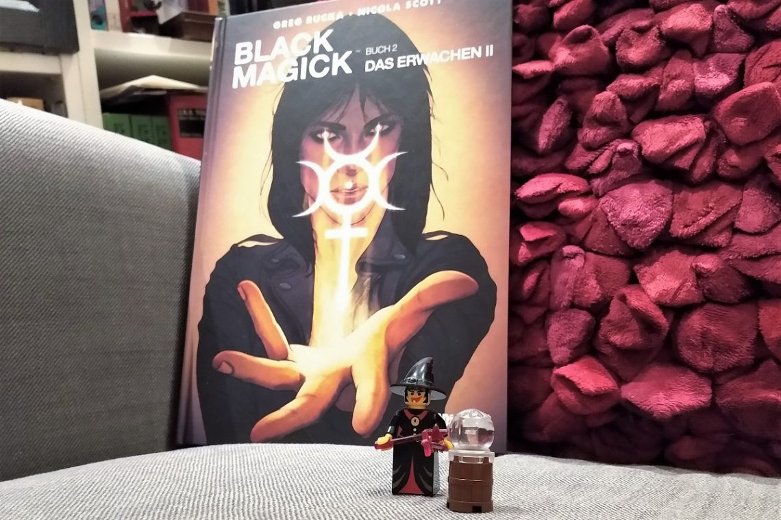 Black Magick 2 Titel zeigt den Comic im Hintergrund und vorne eine kleine LEGO-Hexenfigur