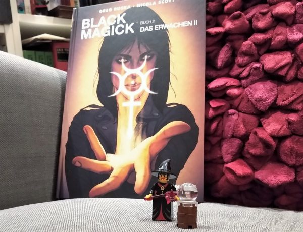 Black Magick 2 Titel zeigt den Comic im Hintergrund und vorne eine kleine LEGO-Hexenfigur