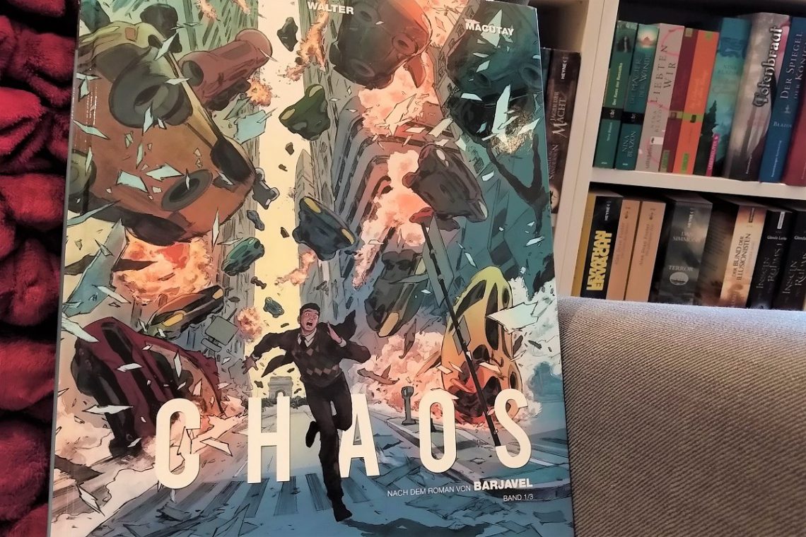 Chaos 1 Titelbild, Comic vor Bücherregal