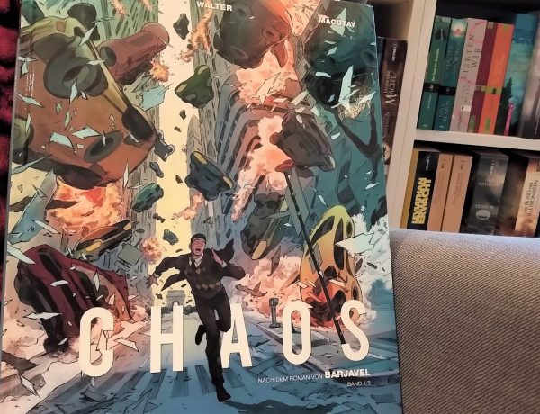 Chaos 1 Titelbild, Comic vor Bücherregal