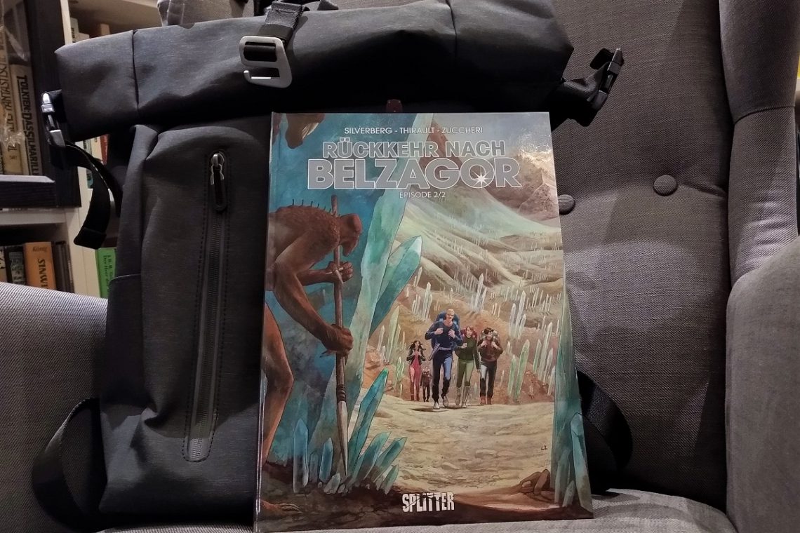 Rückkehr nach Belzagor 2 Comic vor einem Rucksack auf einem Ohrensessel