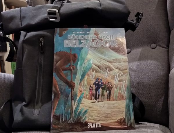 Rückkehr nach Belzagor 2 Comic vor einem Rucksack auf einem Ohrensessel