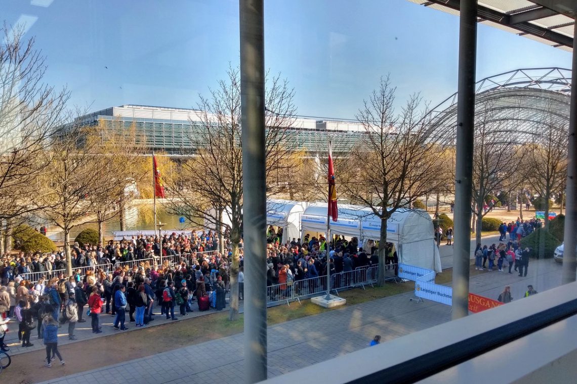 LBM19 Teil I Titelbild zeigt den Eingang der Glashalle und viele Menschen vor der Taschenkontrolle