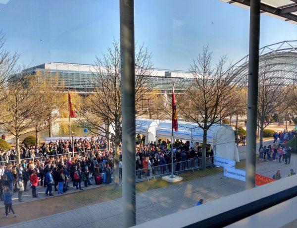 LBM19 Teil I Titelbild zeigt den Eingang der Glashalle und viele Menschen vor der Taschenkontrolle