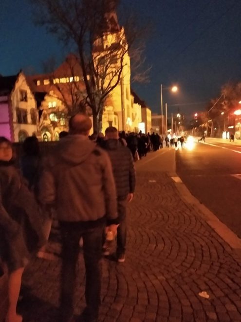 Menschenschlange vor der Kongresshalle Zoo