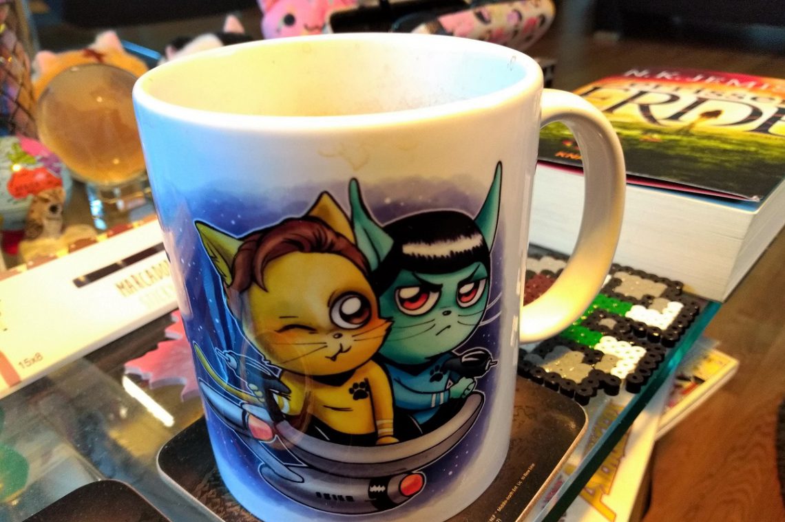 Titelbild Februar 2019 im Vordergrund eine Tasse mit Katzen in Star Trek-Optik von David Füleki