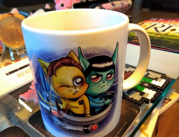 Titelbild Februar 2019 im Vordergrund eine Tasse mit Katzen in Star Trek-Optik von David Füleki