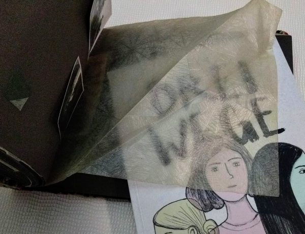 Drei Wege - der Comic liegt unter einem Transparentpapier eines alten Fotoalbums