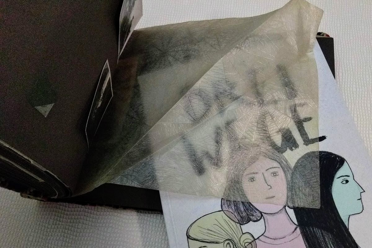 Drei Wege - der Comic liegt unter einem Transparentpapier eines alten Fotoalbums