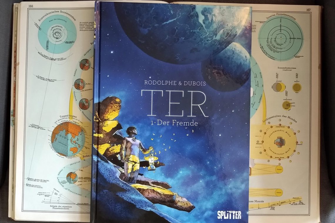 Comic liegt auf einem aufgeschlagenen Atlas, der Planeten zeigt