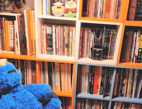 Comicregal und davor ein großes Krümelmonster aus Plüsch