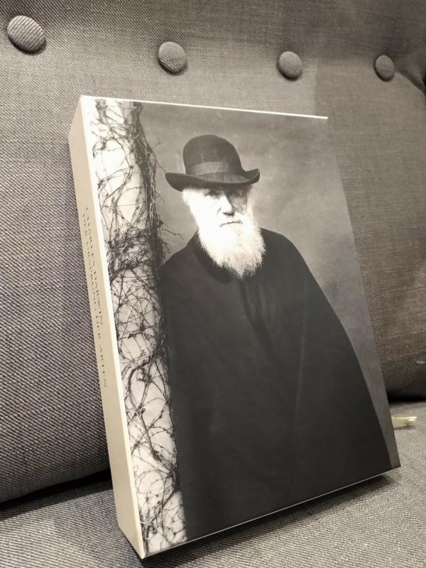 Rückseite des Schubers zeigt eine Fotografie von Charles Darwin