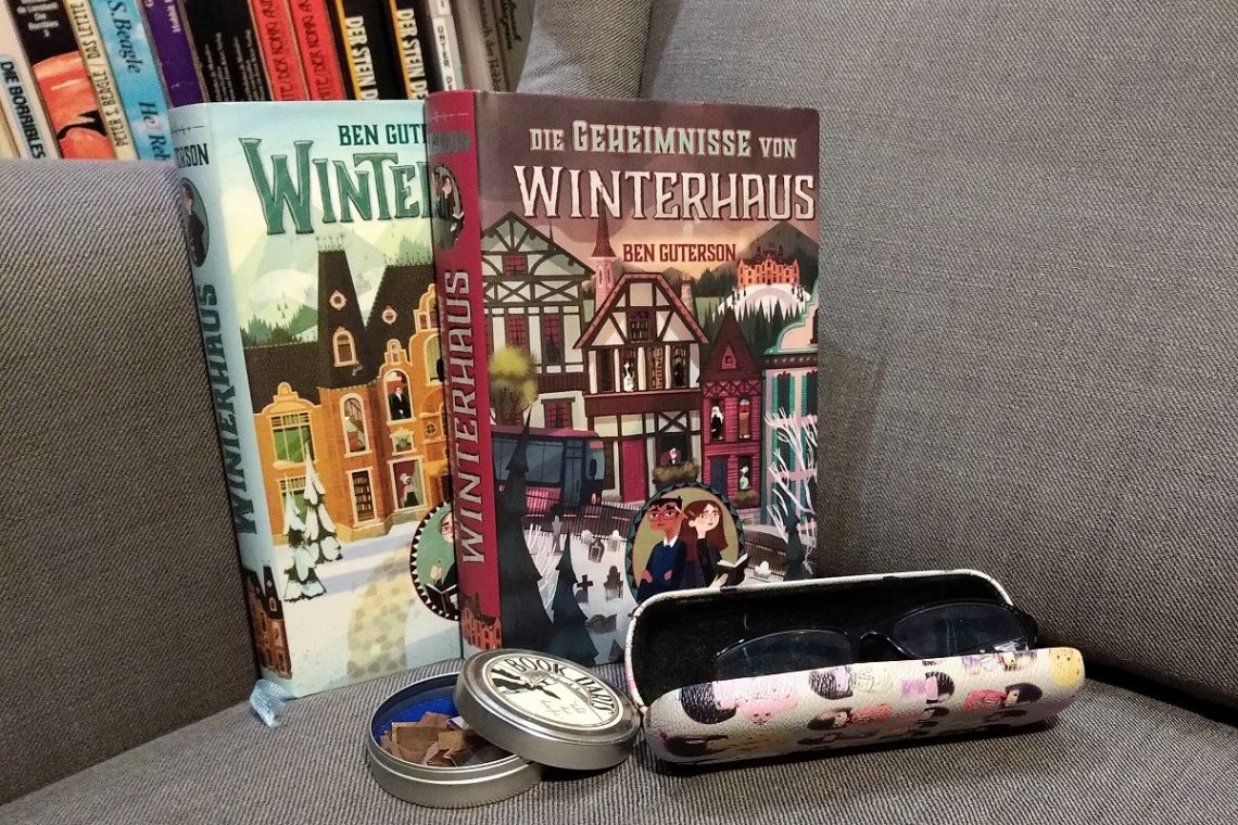 Beide Bücher Winterhaus 1 + 2 nebeneinander, davor eine Brille