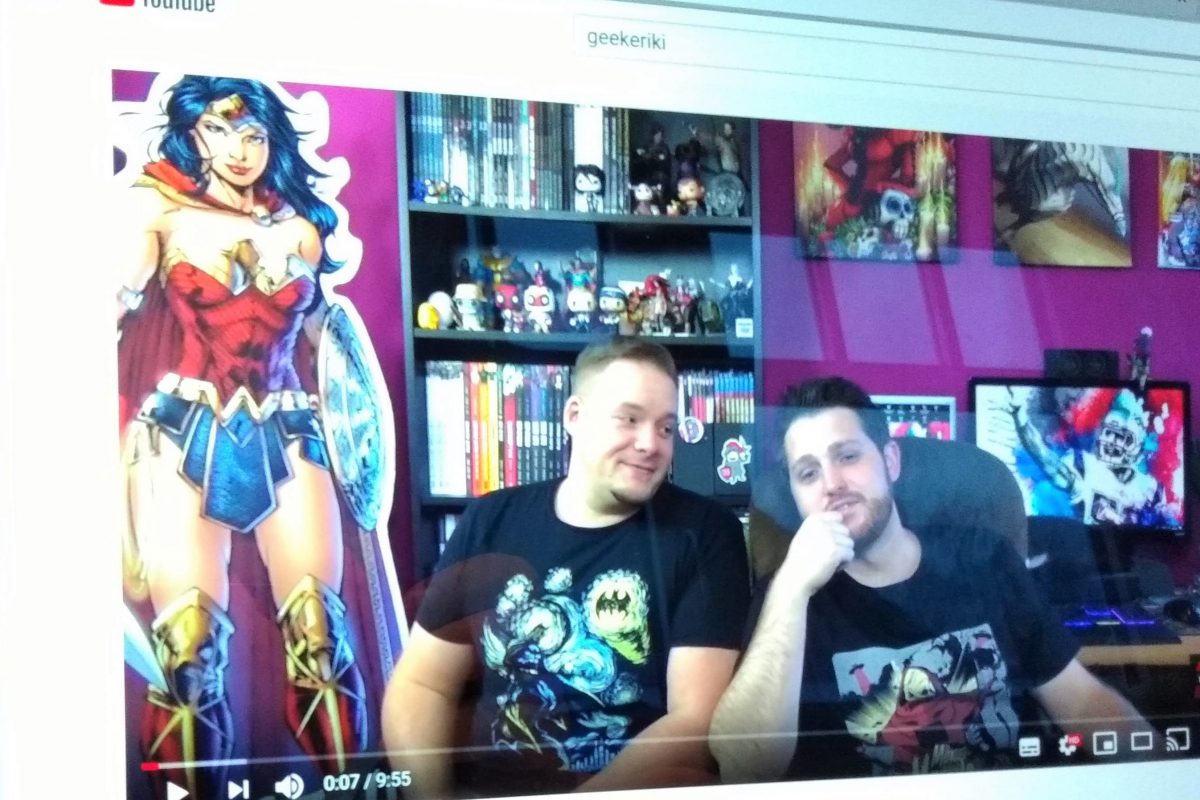 Flo und Michael in ihrem Comicspace, dahinter ein Wonder Woman-Aufsteller